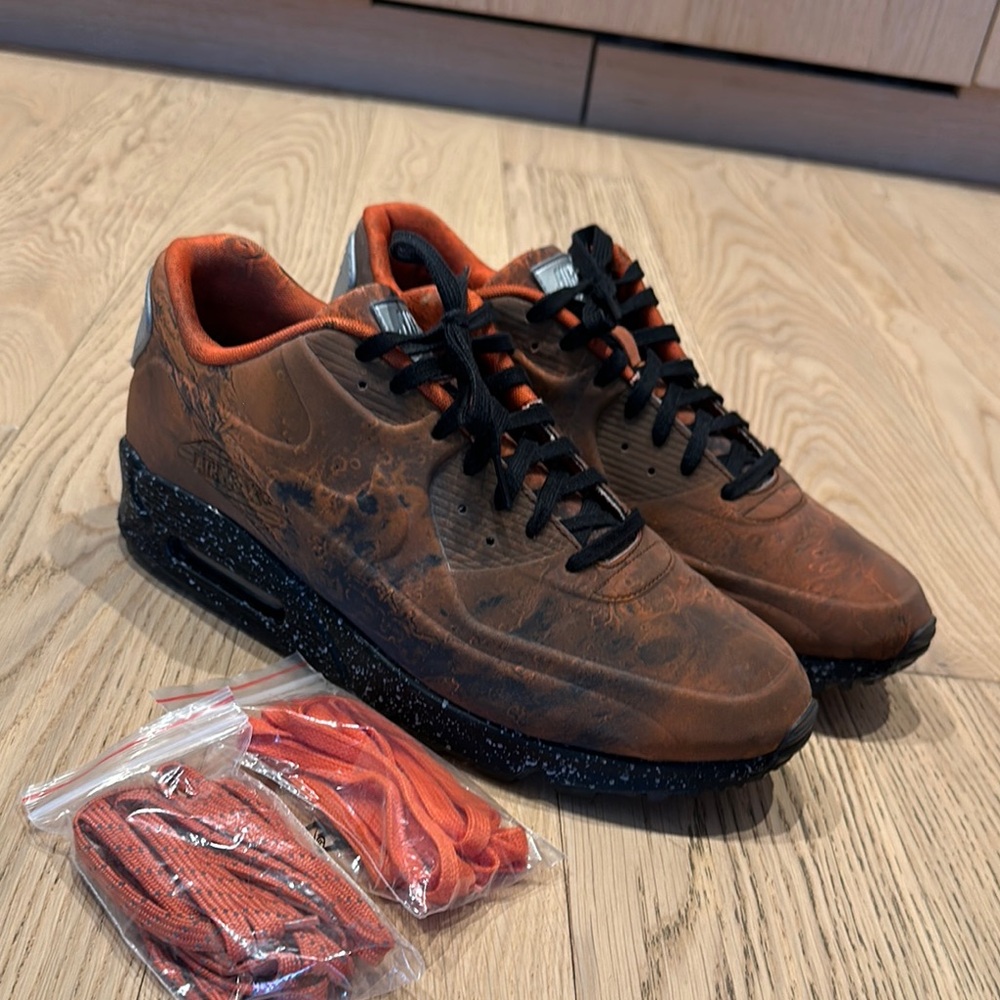 Nike Air Max 90 Reflective Mars Landing Sneaker
Size:12 
Condition: Good (Used)